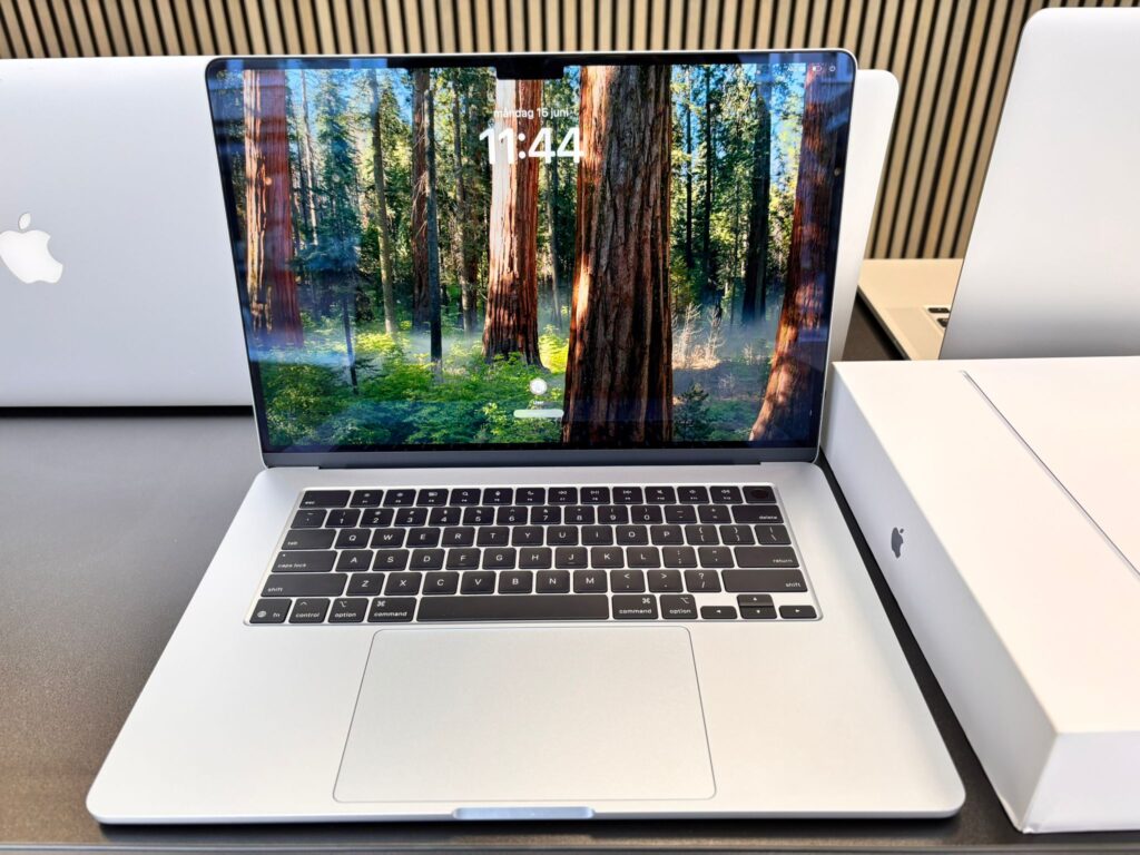 Apple MacBook Air 15-inch M4 chip 16GB 256GB