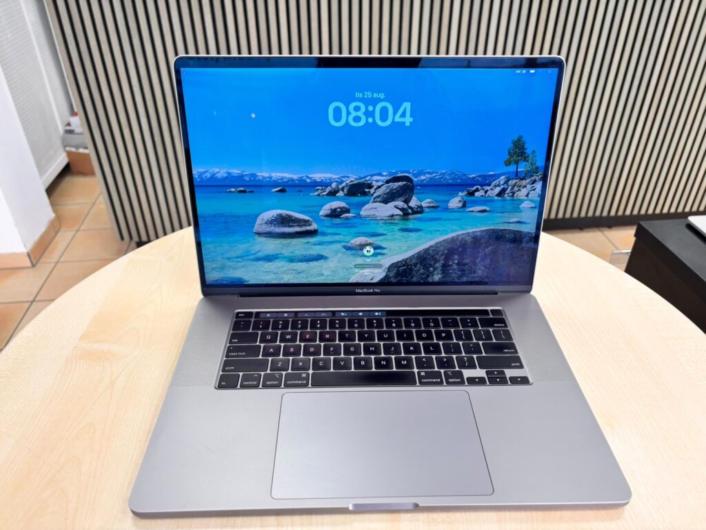 MacBook Pro  – Intel i7 / 16GB RAM / 512GB SSD / Radeon Pro 5300M